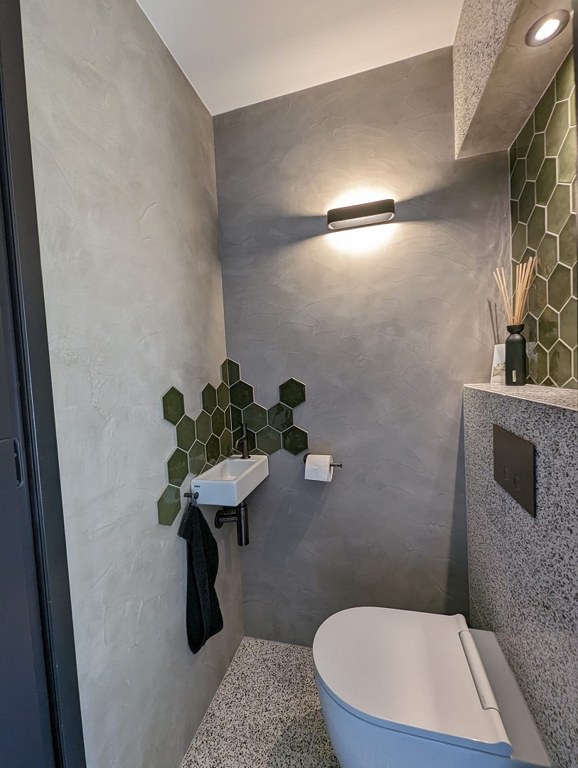 Toilet combinatie met tegels en betoncire</perch:content>