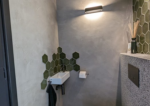 Toilet combinatie met tegels en betoncire